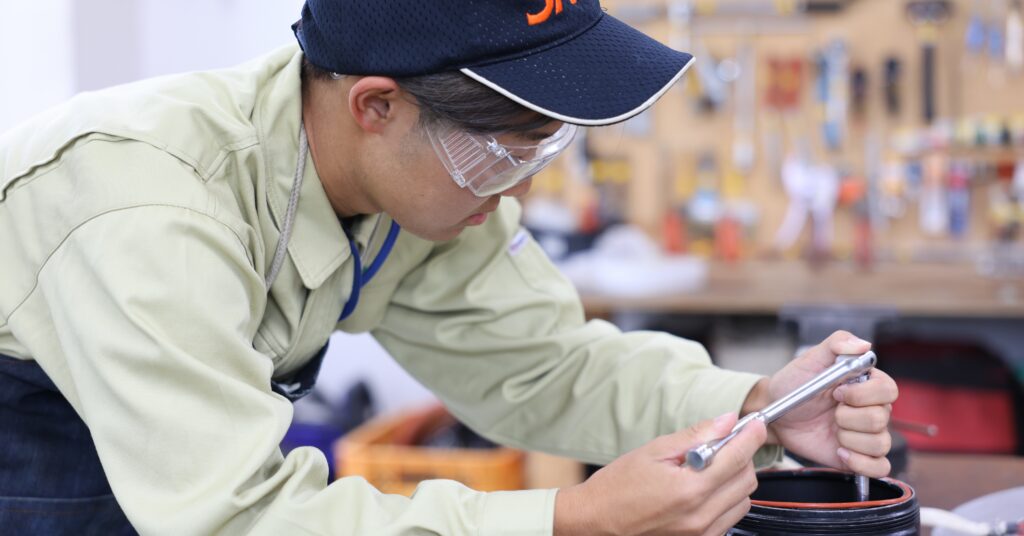 航空灯火の整備作業を行う作業員
