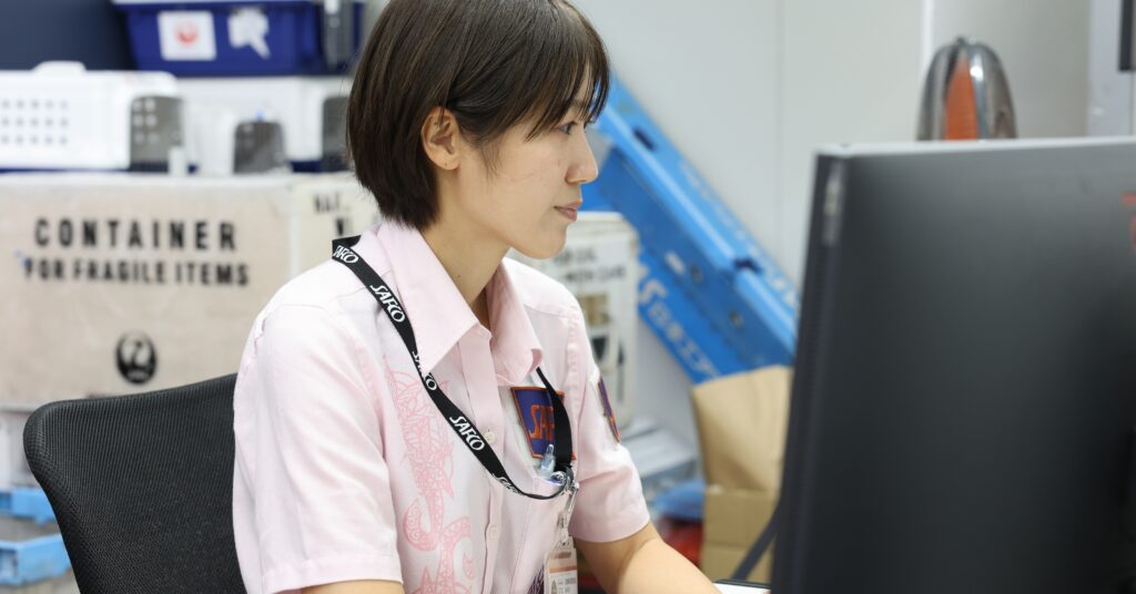 モニターを確認する保安検査スタッフ