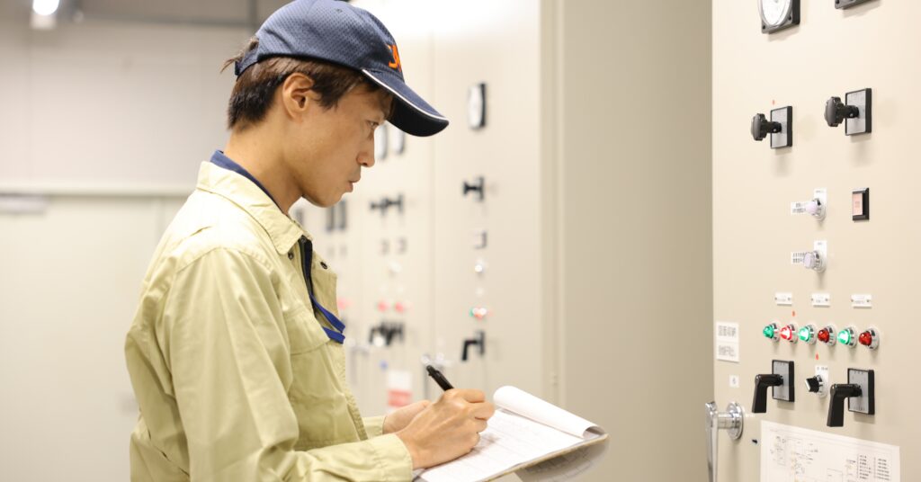 設備の点検記録を取る作業員