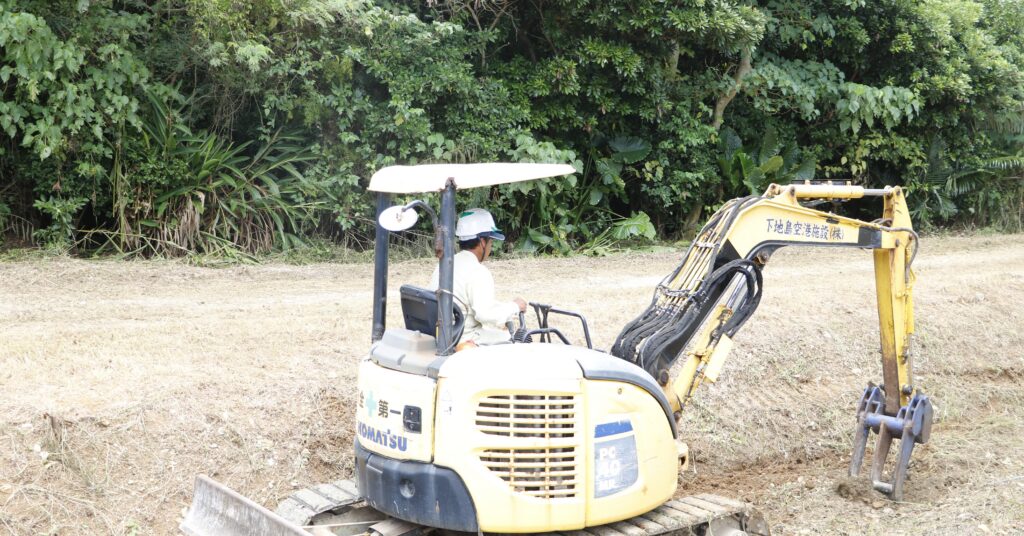 重機を使って緑地管理作業を行う作業員