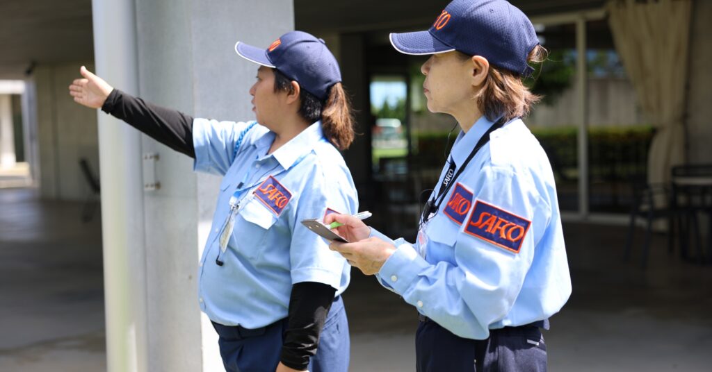 空港施設内を巡回する施設警備スタッフ