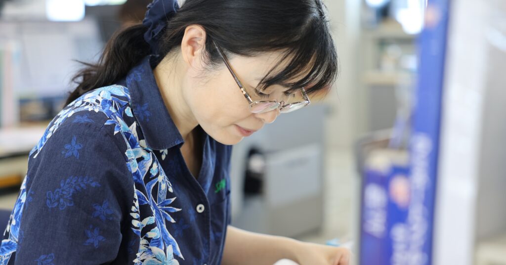 書類に目を通す総務部スタッフ